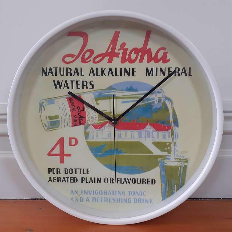 Retro 'Te Aroha' clock